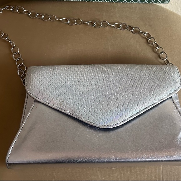 Small silver purse with iridescent faux white snakeskin print and silver chain - Picture 2 of 5